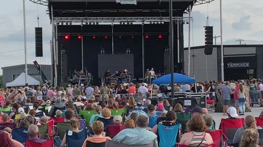 Lonestar Concert brings crowd to Norfolk Friday night - Vimarsana News