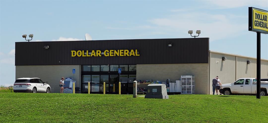 A customer enters the Dollar General at its location off of Hwy 77 on the outskirts of Oakland on July 2. Photo by Jerry L Mennenga for the Flatwater Free Press